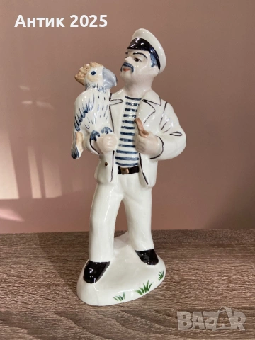 Винтидж порцеланова статуетка „Моряк с папагал“, Коростенски порцеланов завод, СССР