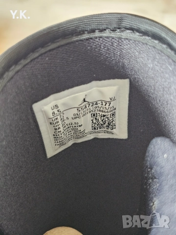 Оригинални мъжки кецове Nike Air Jordan 1 Mid White Pollen Black, снимка 9 - Кецове - 52129047