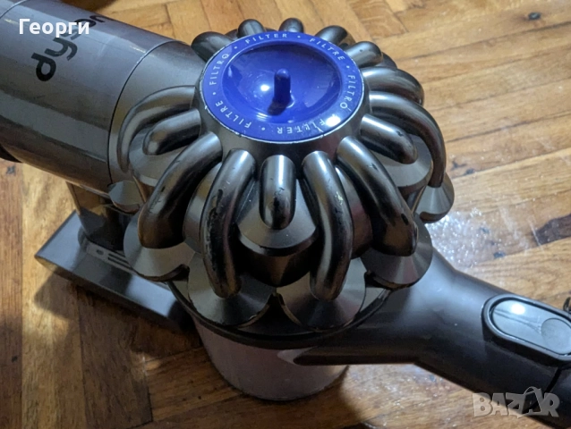 Добра и почистена Dyson V6 прахосмукачка с читава батерия и аксесоари, снимка 3 - Прахосмукачки - 52776402