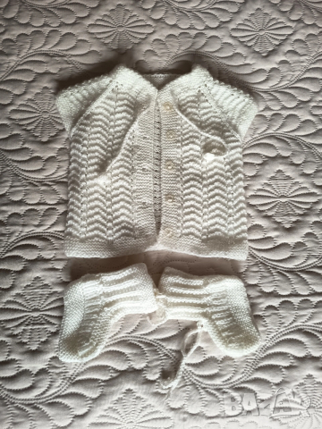 Бебешко елече и терлици ръчно плетени