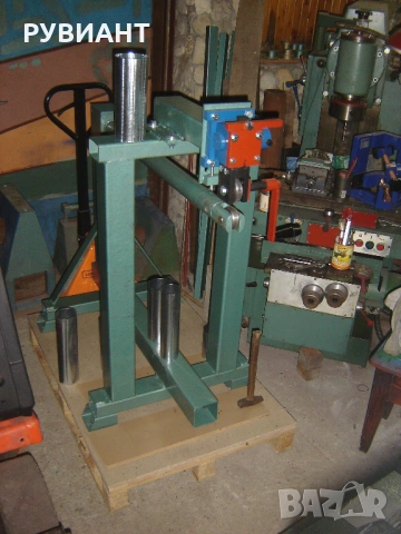 Ръчна машина за закопчаване на водосточни тръби,кривки ,казанчета,паркови кошчета, и други детайли