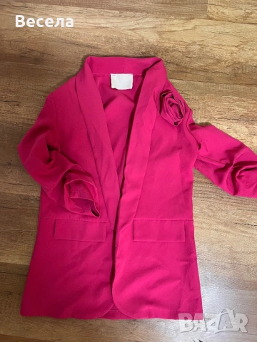 Сако с акцент роза и набрани ръкави