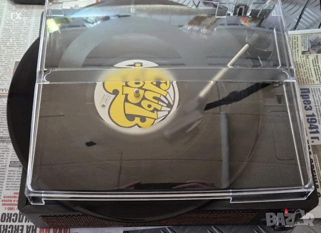 Грамофон с вградени тонколони, ретро дизайн, снимка 2 - Грамофони - 53067766