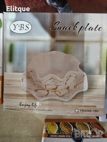 Луксозен комплект: Купичка с чинийка в бял цвят със златни елементи напомнящи за мрамор