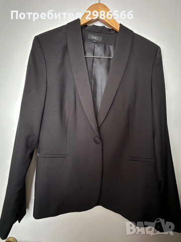 Продавам дамски костюм от три части