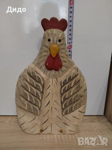 Дървена фигура на птица-кокошка.