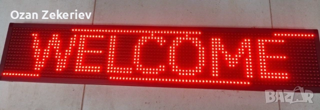 Едноцветната LED табела с червен светещ текст