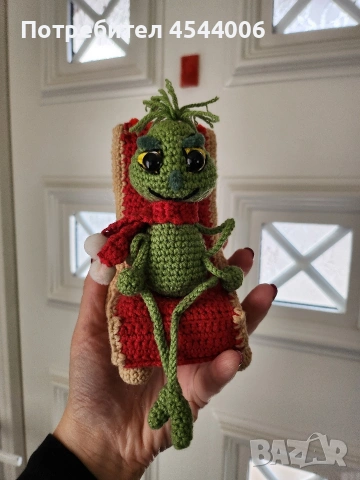 Черна котка ,плетена възглавница с цип и змийче  