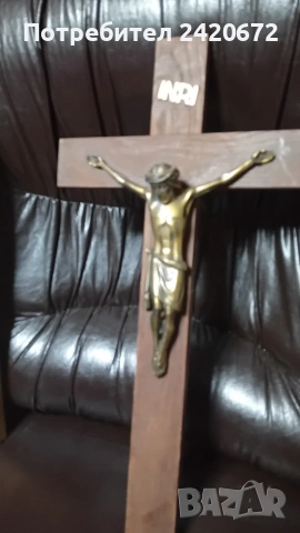 дървен кръст с разпятие.
