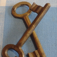 Два стари бронзови ключа от соца за брава за КОЛЕКЦИЯ ДЕКОРАЦИЯ БИТОВ КЪТ 41027, снимка 2 - Други ценни предмети - 44969932