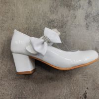 Елегантни лачени обувки в бял цвят с токче/Б25, снимка 2 - Детски обувки - 45451032