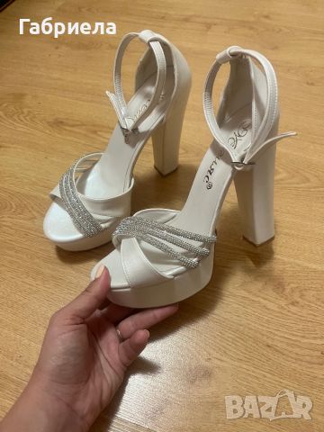 Бели обувки на ток , снимка 1 - Дамски обувки на ток - 46399843
