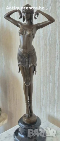 Голяма , бронзова скулптура в стил Ар Деко.
