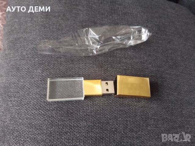 Стъклена светеща USB flash ЮСБ флаш памет 64 GB свободна памет за запис 58 GB, снимка 1 - USB Flash памети - 45947087