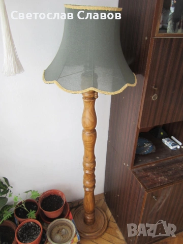 Висок лампион със стойка от червен американски дъб с различни шапки 5