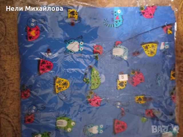 Две медицински туники с къс ръкав.