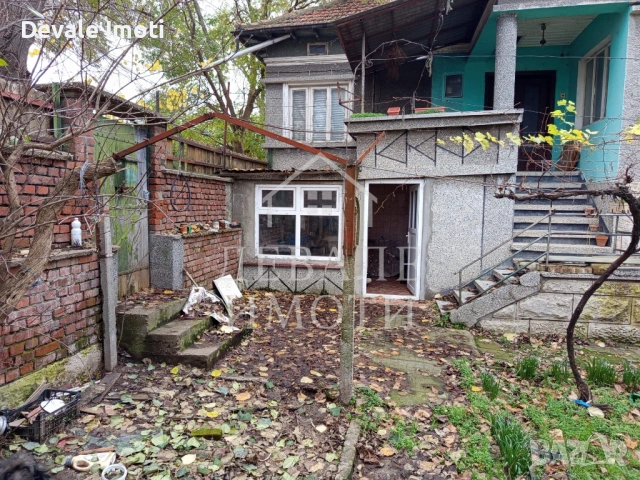 Двуетажна къща с голям двор - център в кв. Средна кула, снимка 2 - Къщи - 53120749