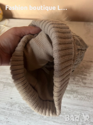 Зимна дамска сребърна шапка с мека и топла вътрешна част и пухен помпон на марката Calliope, снимка 3 - Шапки - 52952924