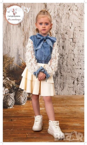 Детски комплект от дънкена блуза с ефектни дълги ръкави и пола