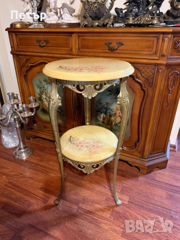 Старинна масичка на две нива от месинг и оникс. 