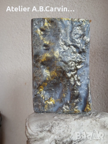 Ароматна свещ парче бял или сив камък с два фитила,малко бижу акцент за дома или офиса