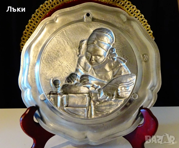 Калаена чиния с картина Плетачката на дантели. , снимка 4 - Антикварни и старинни предмети - 52282214