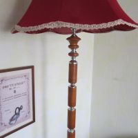 Висок лампион с голяма и красива червена шапка, снимка 2 - Декорация за дома - 45632725
