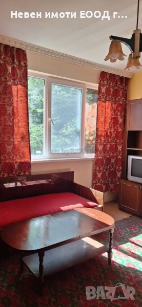 Стая от двустаен апартамент, гр. Велико Търново,до Сладкарница Неделя, снимка 1