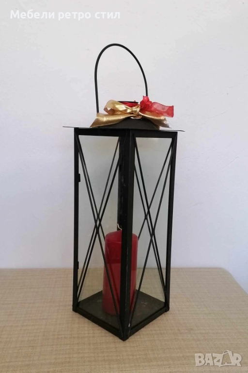 Коледен метален фенер с червена свещ и прозрачно стъкло с красиви декоративни елементи., снимка 1