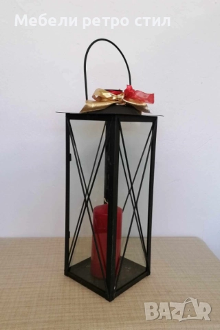 Коледен метален фенер с червена свещ и прозрачно стъкло с красиви декоративни елементи.