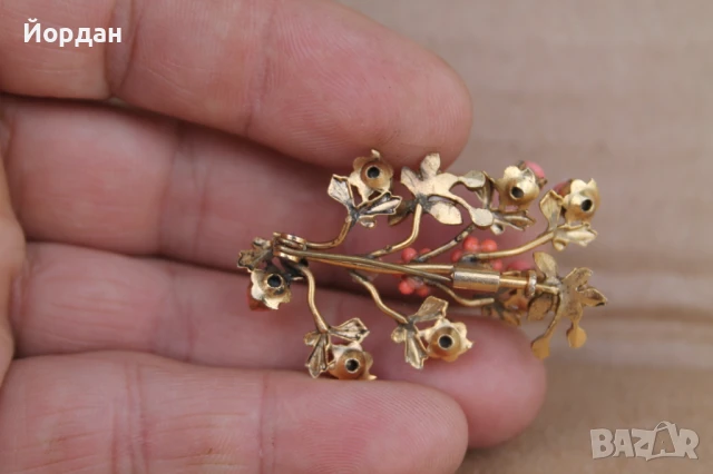 Дамска позлатена брошка с корали, снимка 7 - Други - 50645850
