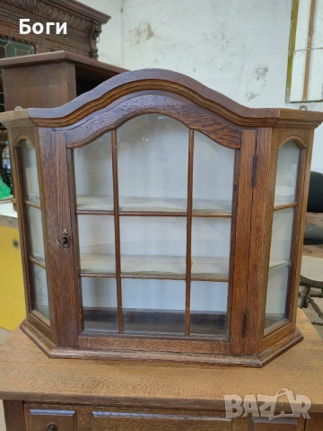 Малка стенна витрина