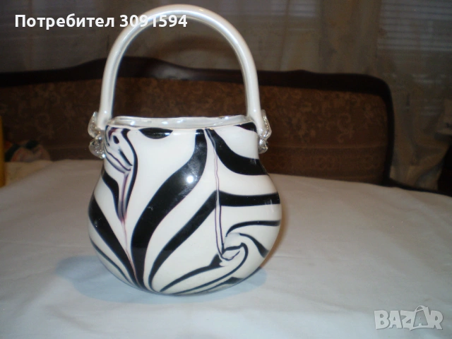 Ваза с дръжка двупластово стъкло черно и бяло модерен дизаин