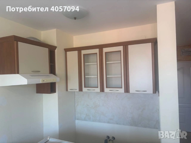 Продавам горни кухненски шкафове.