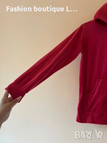 Червен плюшен суитшърт с качулка и надпис на гърба Beauty Queen с джобове М размер на The spirit ❤️, снимка 3 - Суичъри - 52210620