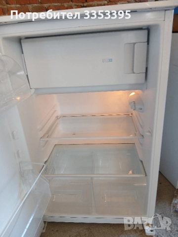 Малък хладилник с горна камера може и за вграждане. , снимка 2 - Хладилници - 52107589