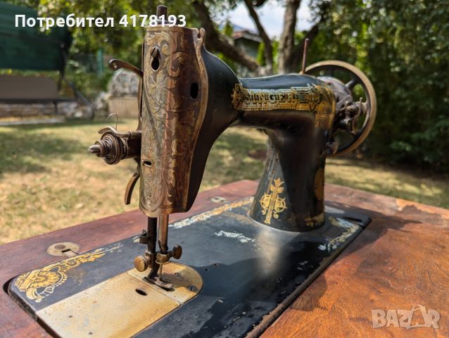 Ретро шевна машина Singer от 1940 г. с маса, стойка и педал, снимка 2 - Шевни машини - 46789941