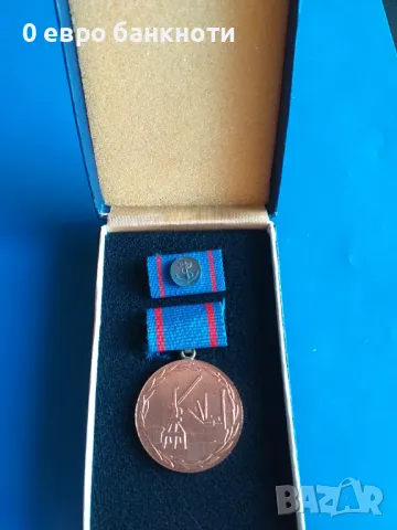 МЕДАЛ В КОМПЛЕКТ С ДОПЪЛНИТЕЛНА ЗНАЧКА - ГДР