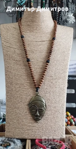 Гердан с африканска маска, вулканичен камък и дървени мъниста. Бижута Луди гъби.