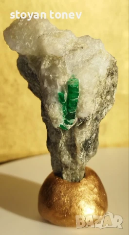 Изумруд в матрица с жив зелен цвят 122гр.! Нов!, снимка 1