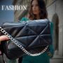 Луксозна дамска чанта с метална дръжка за рамо тип синджир, снимка 3
