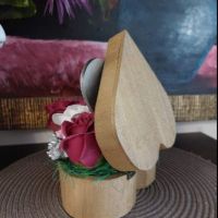 Дървена кутия сърце със сапунен божур и рози за 8-ми Март, снимка 3 - Сувенири от дърво - 45616579