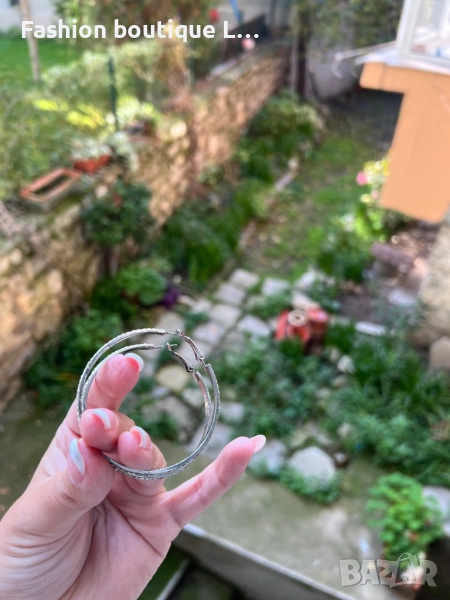 Обеци халки в сребрист цвят с блестящи камъчета среден размер ❤️, снимка 1