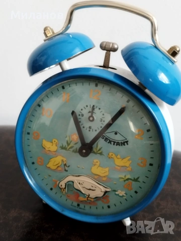 Стар анимиран будилник, настолен часовник