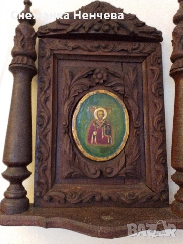 Продавам стара ръчно резбована дървена рамка с колони(малък иконостас)