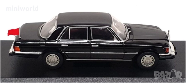 Mercedes-Benz 450 SEL W116 1977 филма Rocky IV мащаб 1:43 на GreenLight нов в PVC дисплей-кейс, снимка 3 - Колекции - 51643137