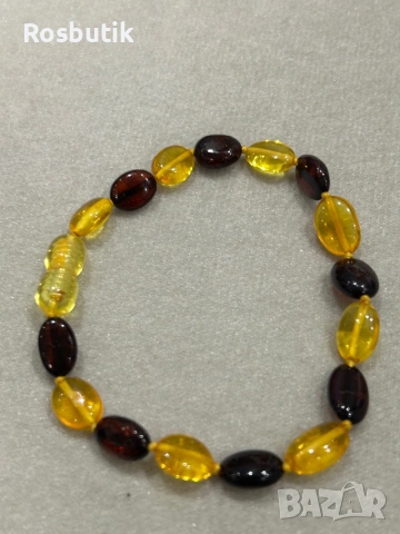 Красива нежна гривна от двуцветен кехлибар , снимка 2 - Гривни - 53355962