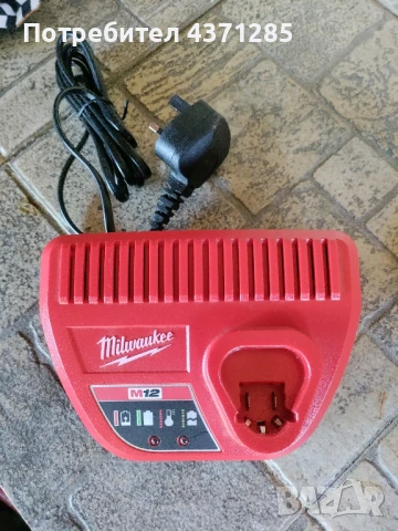 Milwaukee M12 зарядно, снимка 2 - Винтоверти - 51236465
