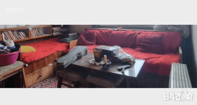 Продавам ретро диван изправен и ретро легло с витринки.