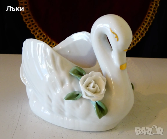 Лебед порцеланова фигура,бижутерка с рози,злато. , снимка 3 - Статуетки - 53830180